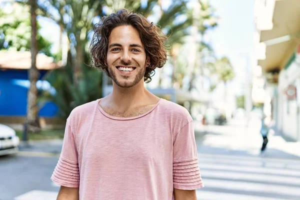 Giovane Uomo Ispanico Sorridente Felice Piedi Strada Della Città — Foto Stock