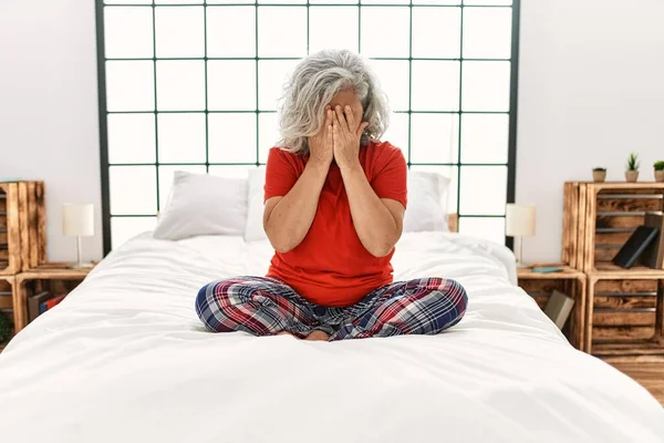 Mujer Mediana Edad Con Pelo Gris Sentado Cama Casa Con — Foto de Stock