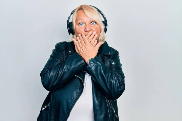 Mujer Rubia Mediana Edad Escuchando Música Usando Auriculares Impactados Cubriendo — Foto de Stock