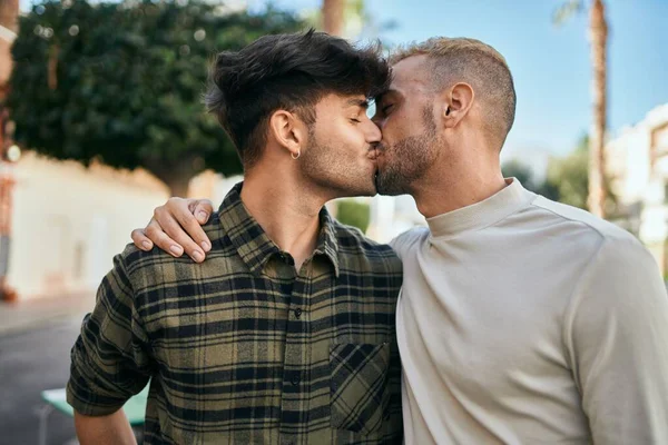Joven Pareja Gay Abrazándose Besándose Ciudad —  Fotos de Stock