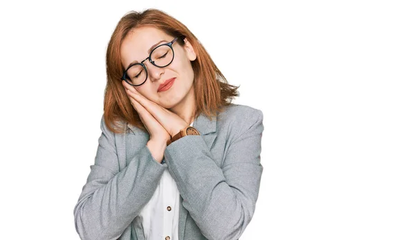 Jovem Caucasiana Vestindo Estilo Negócios Óculos Dormindo Cansado Sonhando Posando — Fotografia de Stock