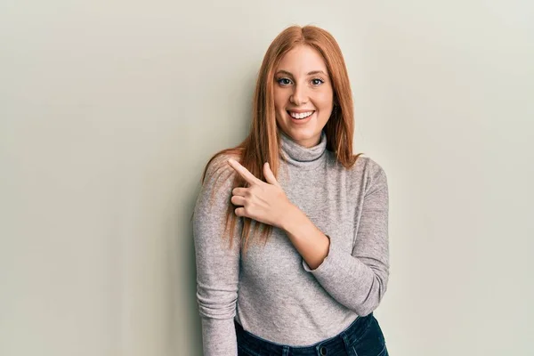 Genç Rlandalı Kadın Gündelik Giysiler Giyiyor Gülümsüyor Elleri Parmakları Yana — Stok fotoğraf