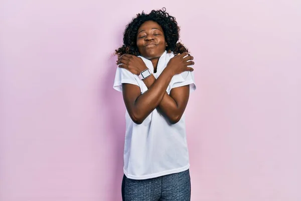 Mujer Afroamericana Joven Con Ropa Deportiva Toalla Abrazándose Feliz Positivo — Foto de Stock