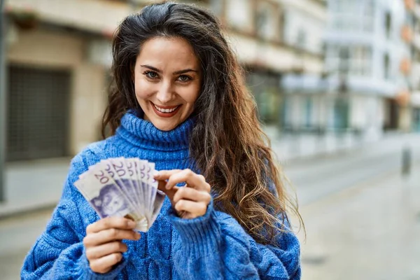 Jovem Hispânica Sorrindo Feliz Contando Notas Coroa Suecas Cidade — Fotografia de Stock