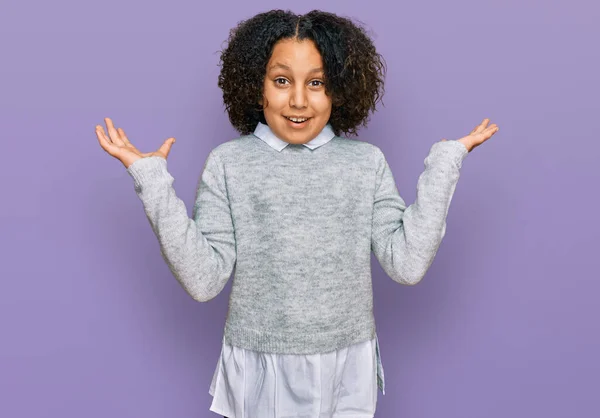 Jonge Kleine Meid Met Afro Haar Dragen Casual Kleding Vieren — Stockfoto