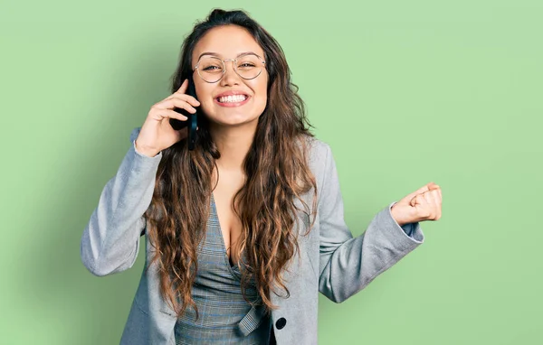 Νεαρή Ισπανόφωνη Κοπέλα Που Μιλάει Στο Smartphone Ουρλιάζοντας Περήφανη Γιορτάζοντας — Φωτογραφία Αρχείου