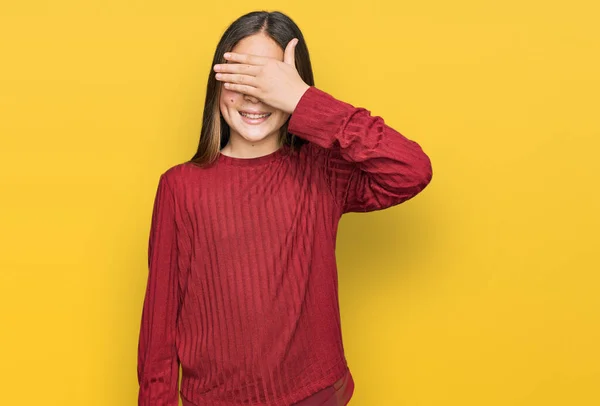 Krásná Brunetka Holčička Neformálním Svetru Úsměvem Smíchem Rukou Tváři Zakrývající — Stock fotografie