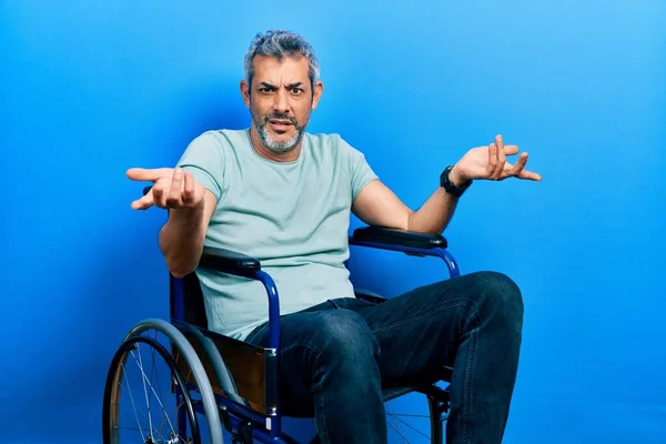 Schöner Mann Mittleren Alters Mit Grauen Haaren Sitzt Ahnungslos Rollstuhl — Stockfoto