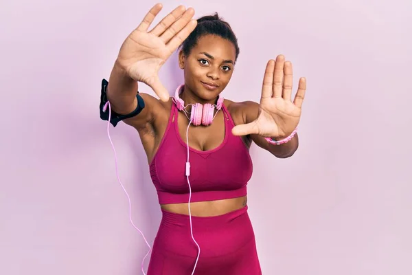 Fiatal Afro Amerikai Lány Visel Tornatermi Ruhák Fejhallgató Csinál Keret — Stock Fotó