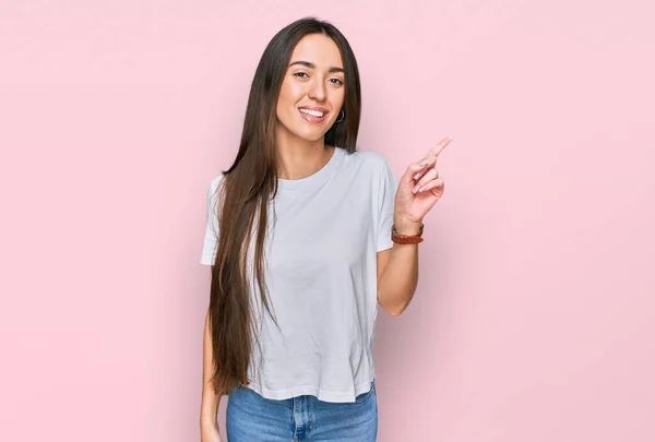 Menina Hispânica Jovem Vestindo Camisa Branca Casual Com Grande Sorriso — Fotografia de Stock