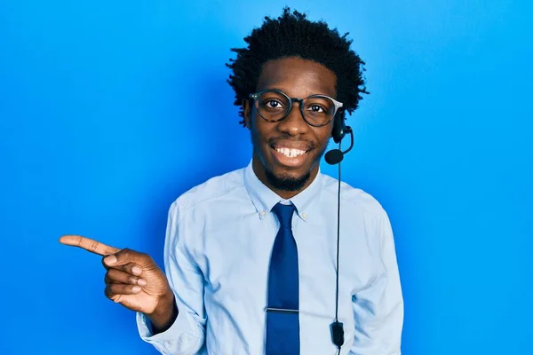 Νεαρός Αφροαμερικάνος Που Φοράει Ακουστικά Τηλεφωνικού Κέντρου Χαμογελώντας Χαρούμενος Δείχνοντας — Φωτογραφία Αρχείου