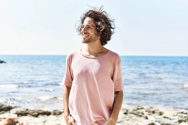 Giovane Uomo Ispanico Sorridente Felice Piedi Sulla Spiaggia — Foto Stock