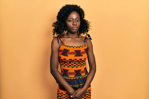 Junge Afrikanisch Amerikanische Frau Traditioneller Afrikanischer Kleidung Skeptisch Und Nervös — Stockfoto