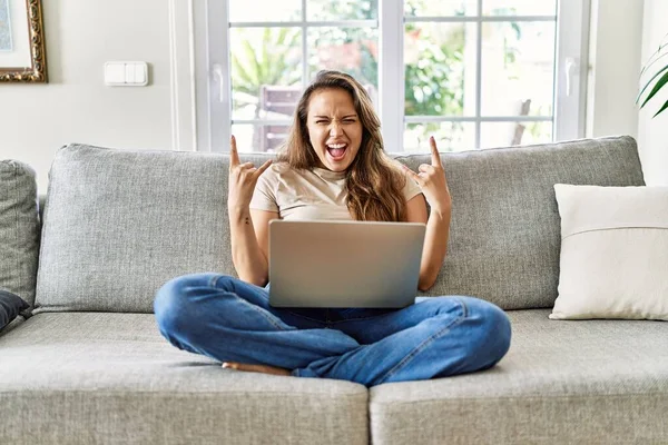 Linda Jovem Morena Sentada Sofá Usando Laptop Casa Gritando Com — Fotografia de Stock