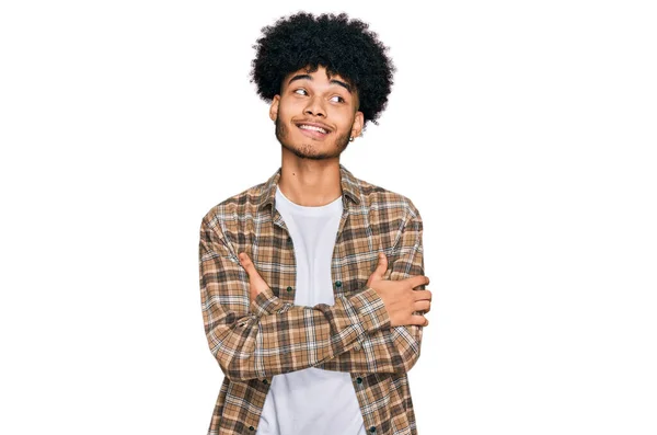 Joven Afroamericano Con Pelo Afro Vistiendo Ropa Casual Sonriendo Mirando —  Fotos de Stock