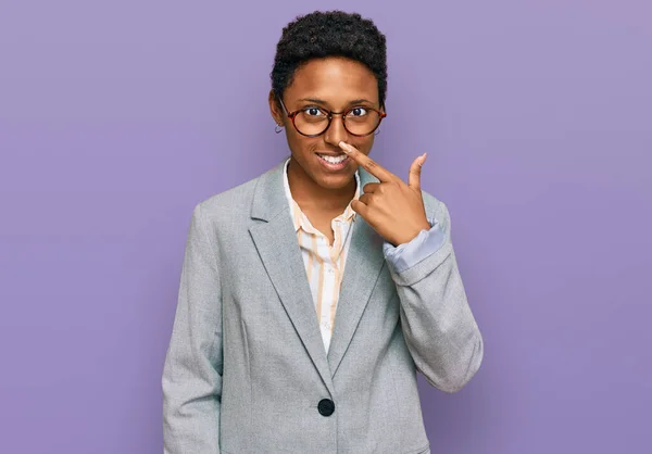 Jovem Afro Americana Vestindo Roupas Negócios Apontando Com Mão Dedo — Fotografia de Stock