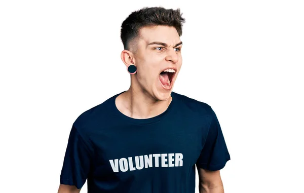 Kulakları Genişlemiş Gönüllü Tişörtü Giymiş Kızgın Kızgın Bağıran Öfkeli Öfkeyle — Stok fotoğraf