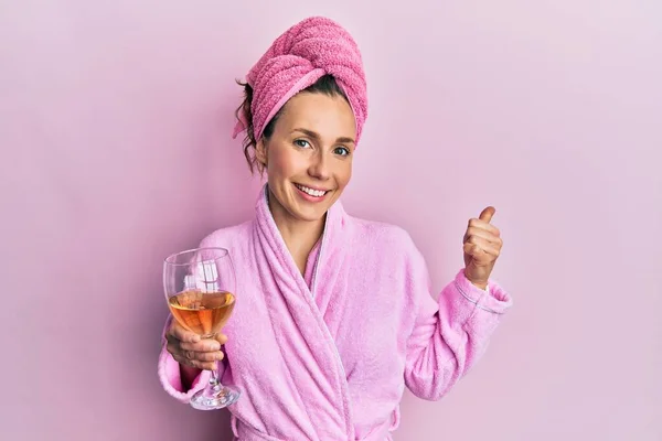 Joven Rubia Con Albornoz Bebiendo Una Copa Vino Blanco Apuntando — Foto de Stock