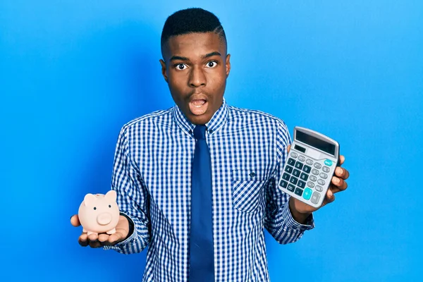 Jovem Afro Americano Calculando Economias Dinheiro Com Medo Chocado Com — Fotografia de Stock