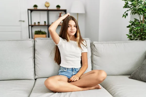 Jovem Adolescente Morena Sentada Sofá Casa Confunde Pergunta Sobre Pergunta — Fotografia de Stock