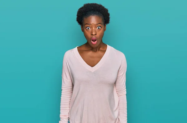 Mladý Africký Americký Dívka Sobě Ležérní Oblečení Strach Šokovaný Překvapením — Stock fotografie