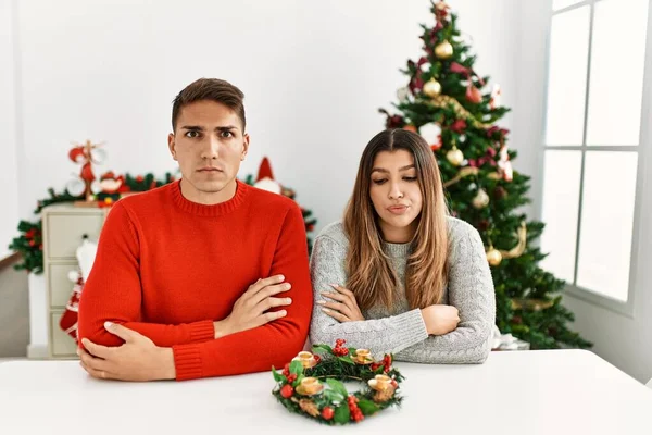 Jong Latijns Amerikaans Echtpaar Zit Aan Tafel Kerst Sceptisch Nerveus — Stockfoto