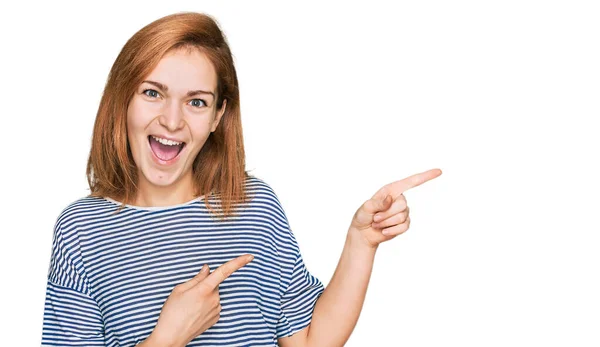 Mulher Branca Jovem Vestindo Roupas Casuais Sorrindo Olhando Para Câmera — Fotografia de Stock