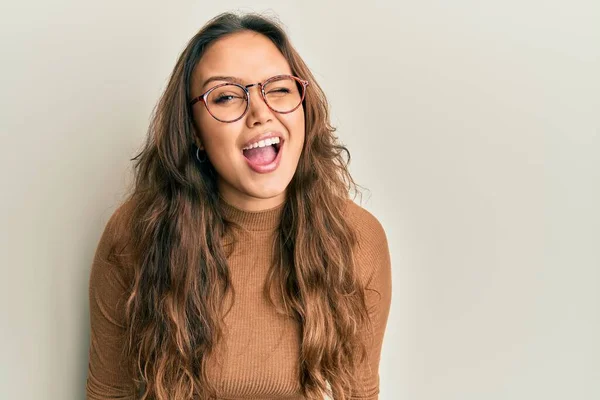 Jong Hispanic Meisje Dragen Casual Kleding Bril Knipogen Naar Camera — Stockfoto