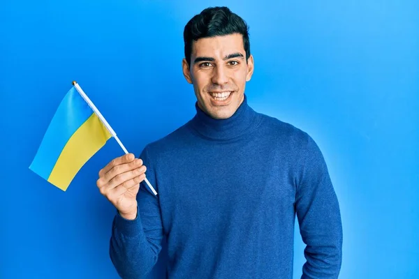 Bonito Homem Hispânico Vestindo Bandeira Ucraniana Olhando Positivo Feliz Sorrindo — Fotografia de Stock
