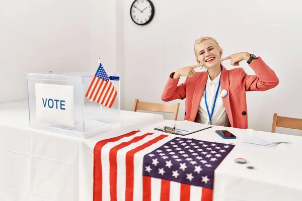 Красива Біла Жінка Яка Працює Політичній Кампанії Усміхається Весело Показуючи — стокове фото