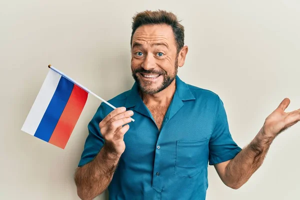 Середній Вік Чоловік Тримає Російський Прапор Відзначаючи Досягнення Щасливою Посмішкою — стокове фото