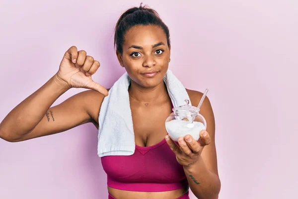 Young African American Girl Wearing Sportswear Holding Sugar Angry Face — Stock Photo, Image