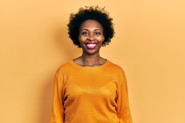 Mujer Afroamericana Joven Que Viste Ropa Casual Con Una Sonrisa — Foto de Stock