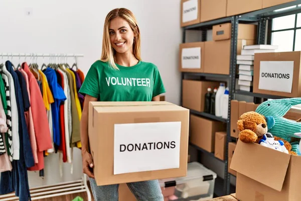 Hayır Kurumunda Bağış Kutusunu Tutarken Mutlu Gülümseyen Beyaz Gönüllü Kız — Stok fotoğraf