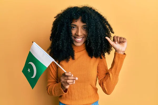 Afrikaans Amerikaanse Vrouw Met Afro Haar Vasthouden Pakistan Vlag Schreeuwen — Stockfoto