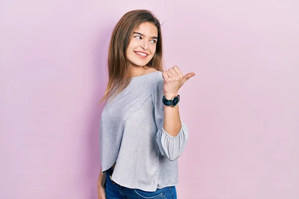 Joven Chica Caucásica Vistiendo Ropa Casual Sonriendo Con Cara Feliz — Foto de Stock