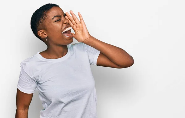Mujer Afroamericana Joven Con Camiseta Blanca Casual Gritando Gritando Fuerte —  Fotos de Stock