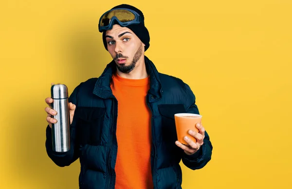 Jeune Homme Hispanique Barbu Portant Des Vêtements Neige Des Lunettes — Photo