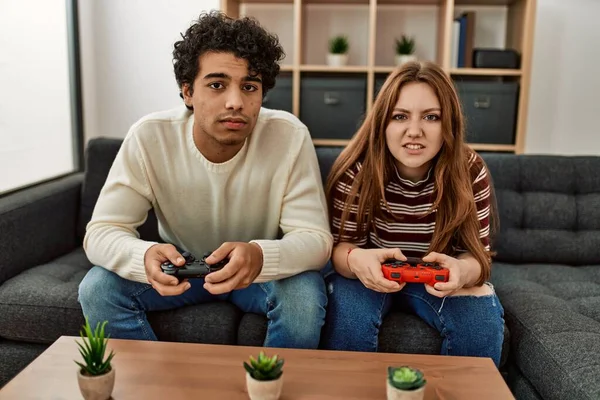 Jong Paar Met Ongelukkige Uitdrukking Spelen Video Game Zitten Bank — Stockfoto
