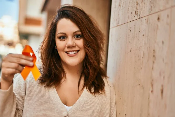 Joven Irlandesa Más Tamaño Chica Sonriendo Feliz Sosteniendo Naranja Cinta — Foto de Stock