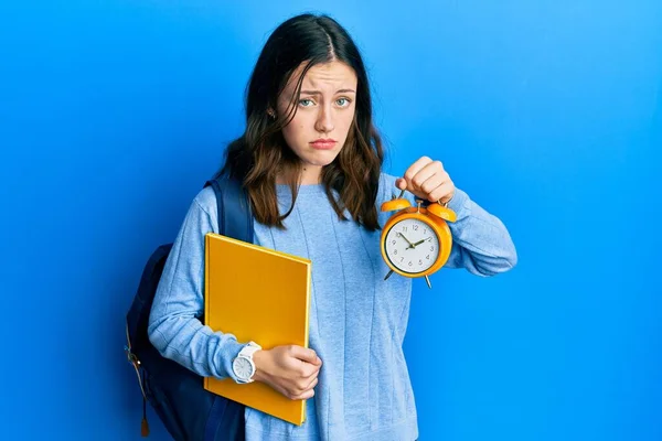 Junge Brünette Studentin Die Den Wecker Skeptisch Und Nervös Der — Stockfoto