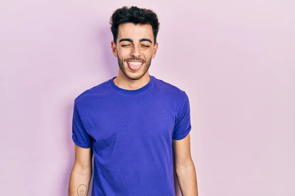 Gündelik Tişört Giyen Genç Spanyol Adam Komik Bir Ifadeyle Dilini — Stok fotoğraf