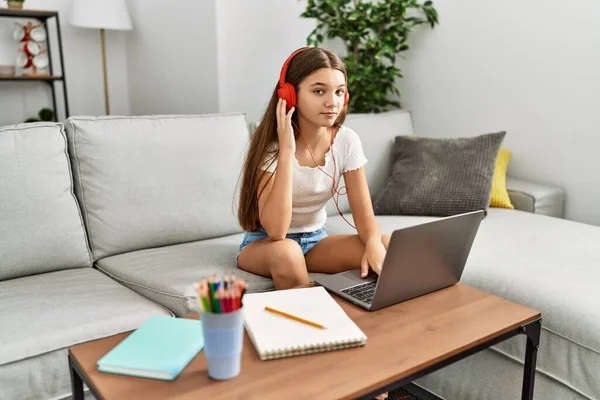 Giovane Adolescente Bruna Che Compiti Con Computer Portatile Casa Atteggiamento — Foto Stock