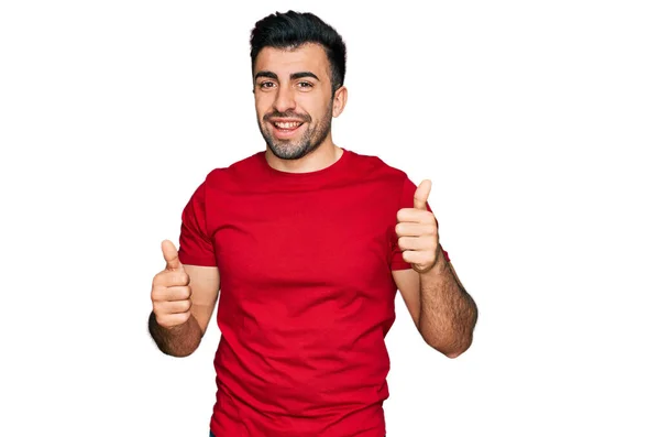 Homem Hispânico Com Barba Vestindo Casual Vermelho Shirt Sinal Sucesso — Fotografia de Stock