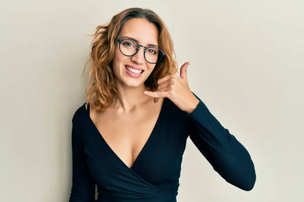 Ung Kaukasisk Kvinna Med Affärsskjorta Och Glasögon Leende Gör Telefongest — Stockfoto