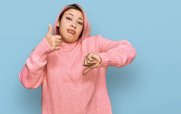 Mulher Hispânica Com Cabelo Rosa Vestindo Camisola Inverno Casual Fazendo — Fotografia de Stock