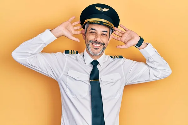 Schöner Mann Mittleren Alters Mit Grauen Haaren Flugzeugpilotenuniform Entspannt Sich — Stockfoto