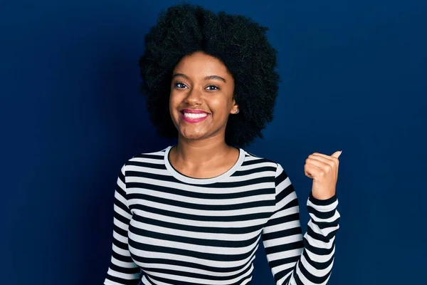 Joven Mujer Afroamericana Vistiendo Ropa Casual Sonriendo Con Cara Feliz — Foto de Stock