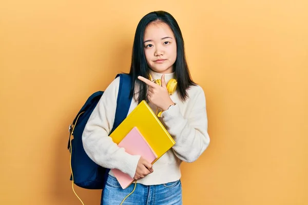 Menina Chinesa Jovem Segurando Mochila Estudantil Livros Apontando Com Dedo — Fotografia de Stock