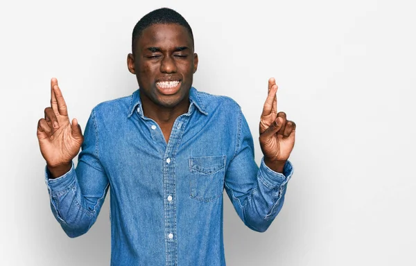 Jonge Afro Amerikaanse Man Casual Kleding Gekruiste Vinger Gekruist Lachend — Stockfoto